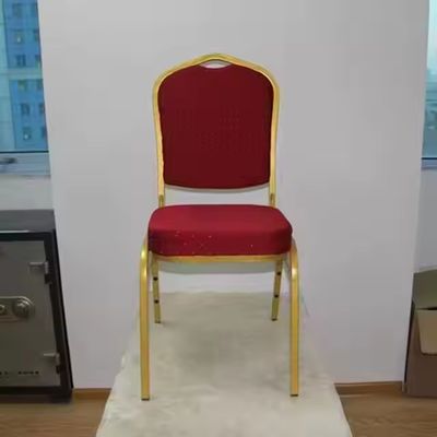 Ελαφρύ χρυσό μεταλλικό στοίβασμα κόκκινο ύφασμα μαξιλάρι ξενοδοχείο τραπεζικές καρέκλες για πάρτι γάμου